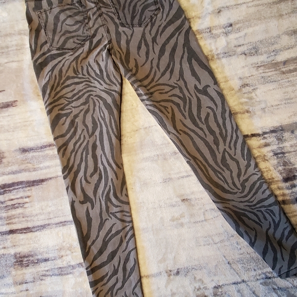 ♡♡♡♡♡  NWT zebra striped jeans - Picture 3 of 13